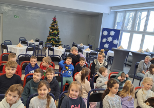 Dzieci czekają na występ jasełkowy.