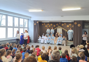 Młodzież prezentuje przygotowany występ jasełkowy.