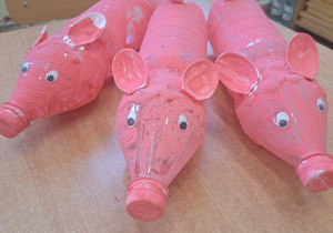 Prezentacja wykonanych przez dzieci świnek.