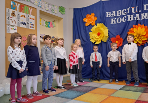 Dzieci prezentują przygotowany montaż słowno- muzyczny.