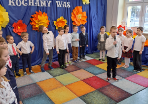 Dzieci prezentują przygotowany montaż słowno- muzyczny.