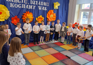 Dzieci prezentują przygotowany montaż słowno- muzyczny.