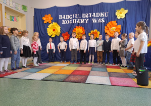 Dzieci prezentują przygotowany montaż słowno- muzyczny.