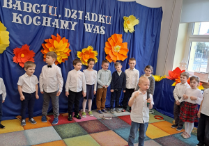 Dzieci prezentują przygotowany montaż słowno- muzyczny.