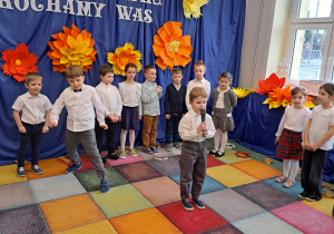 Dzieci prezentują przygotowany montaż słowno- muzyczny.