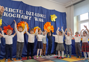 Dzieci prezentują przygotowany montaż słowno- muzyczny.