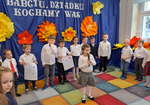 Dzieci prezentują przygotowany montaż słowno- muzyczny.