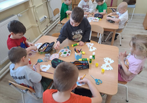 Dzieci wykonują maski karnawałowe.