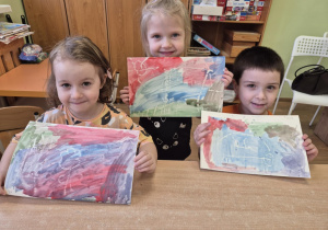 Dzieci prezentują wykonane prace