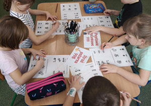 Dzieci pracują przy stoliku.
