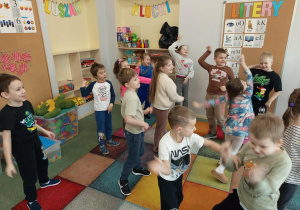 Dzieci podczas zabawy ruchowo-naśladowczej.