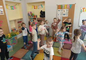 Dzieci podczas zabawy ruchowo-naśladowczej.