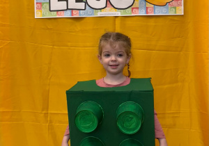 Hania pozuje przebrana za klocek lego