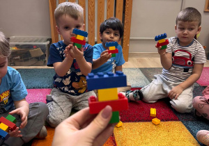 Dzieci układają klocki według wzoru