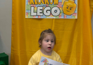 Ada pozuje z dyplomem mistrza budowania