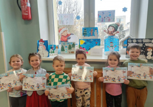 dzieci trzymają wykonane prace