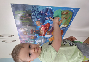 chłopiec przykleja czuciaka na plansze