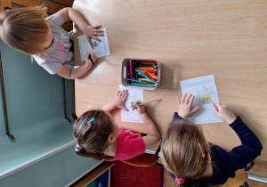 dzieci kolorują obrazki