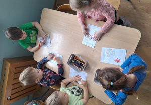 dzieci kolorują obrazki