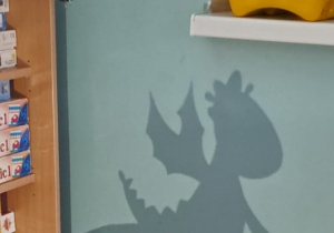 na ścianę rzucany jest cień smoka