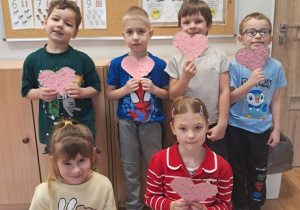 Dzieci prezentują skończone prace.