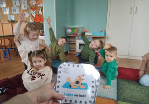 dzieci wykonują kocie ruchy