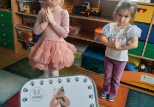 dzieci wykonują pozę kota