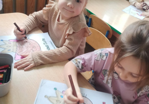 dziewczynki kolorują kota