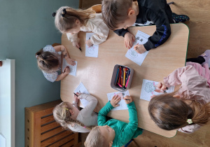 dzieci kolorują Nudka