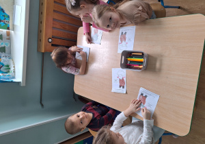 dzieci kolorują Nudka