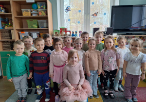 dzieci pozują do zdjęcia