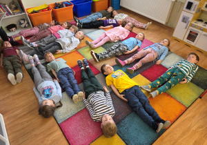 Zabawa ruchowa "Mumia".