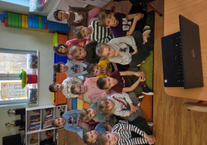 Oglądanie filmu edukacyjnego.