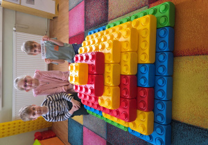 Laura, Mikołaj i Stefan z gotową piramidę.