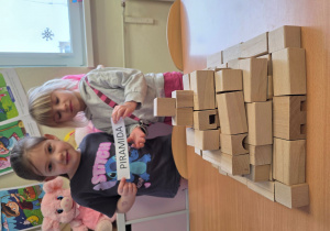 Hanie prezentują swoją piramidę.