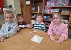 Grupa 1 prezentuje piramidę z kostek cukru.