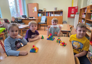 Helena, Olek, Stefan i Oliwier zbudowali piramidę z plastikowych sześcianów..