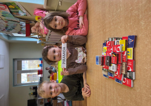 Franek, Pola i Marianka i ich pudełkowe piramidy.