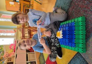 Marcel i Hania S. i ich piramida z klocków clików.