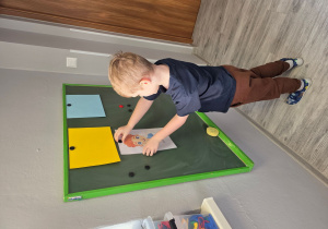 Mikołaj dopasowuje emocję do odpowiedniego koloru.