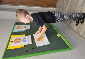 Marcel dopasowuje element pogody do odpowiedniej emocji.