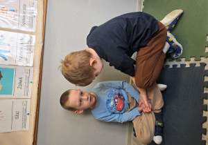 Mikołaj i Tymon odgrywają scenkę.