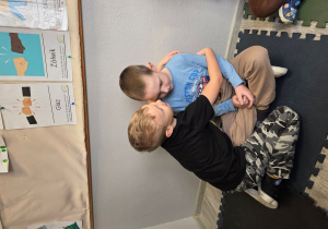 Marcel i Tymon odgrywają scenkę.