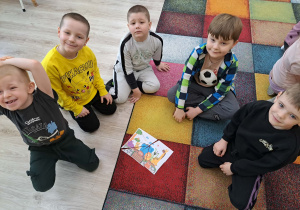 Dzieci prezentują ułożony obrazek.