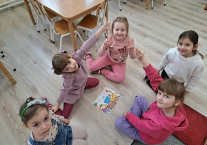 Dzieci prezentują ułożony obrazek.