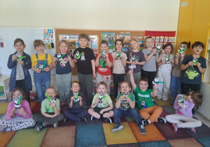 Dzieci prezentują wykonane pandy.