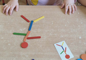 Układanie wzoru z kolorowych patyczków.