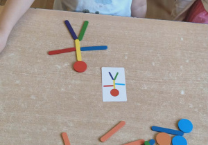 Układanie wzoru z kolorowych patyczków.