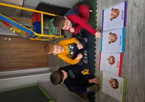 Remek wskazuje emocje - smutek.