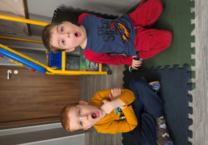 Filip i Remek naśladują emocję strach.